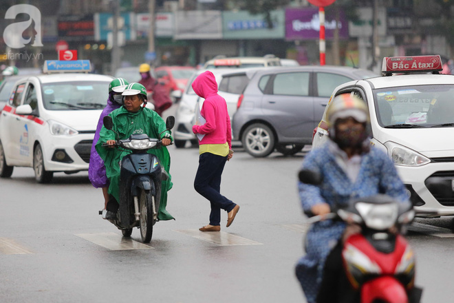 Hà Nội: Người đi đường co ro vì đầu hè bất ngờ trở lạnh như mùa đông - Ảnh 5.