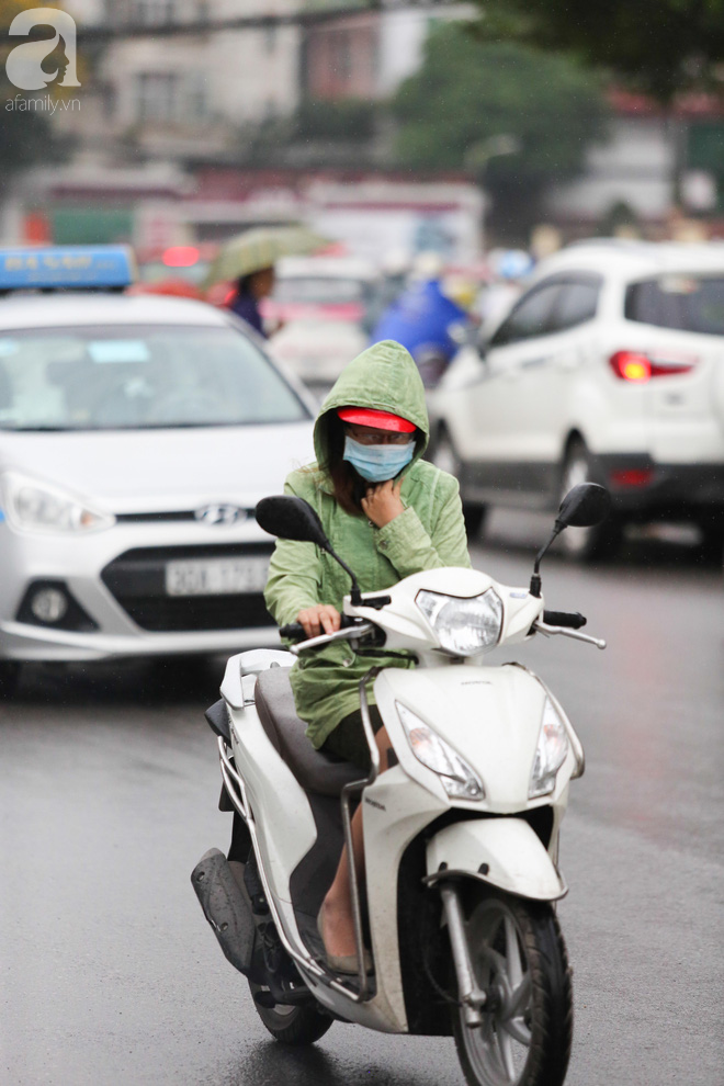 Hà Nội: Người đi đường co ro vì đầu hè bất ngờ trở lạnh như mùa đông - Ảnh 2.