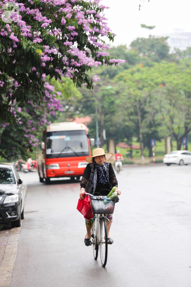 Hà Nội: Người đi đường co ro vì đầu hè bất ngờ trở lạnh như mùa đông - Ảnh 8.