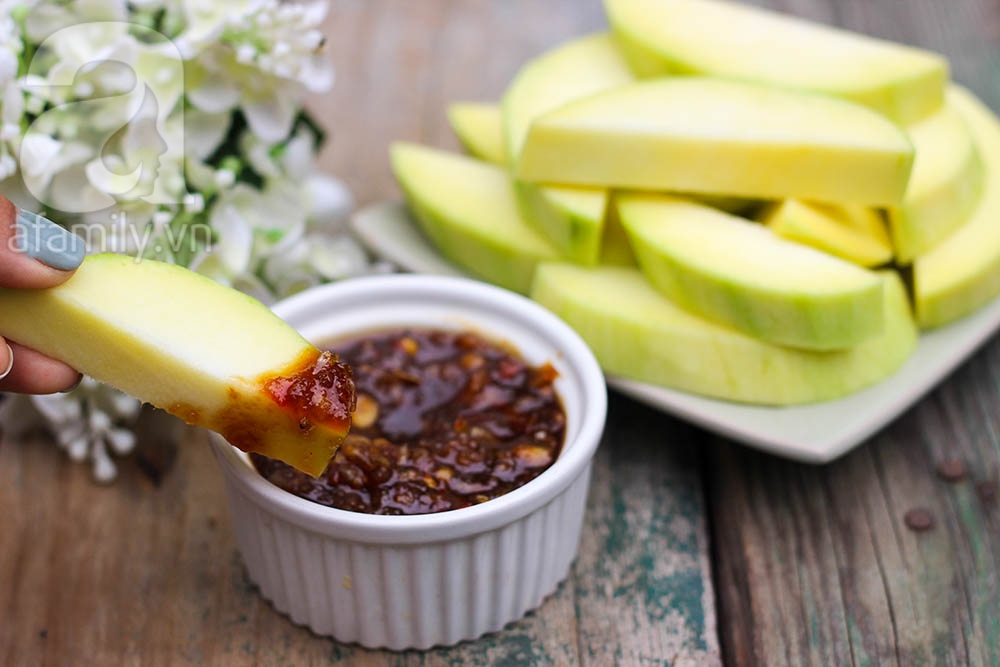 Xoài xanh phải chấm mắm me mới đúng xu hướng, bạn đã biết làm mắm me chấm xoài chưa? - Ảnh 1. Xoài xanh phải chấm mắm me mới đúng xu hướng, bạn đã biết làm mắm me chấm xoài chưa? - Ảnh 1.