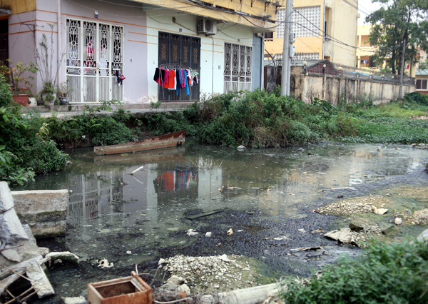Chùm ảnh: Người dân sống cạnh ao tù, kênh rạch lo lắng khi sốt xuất huyết tăng nhanh ở Hà Nội - Ảnh 17.