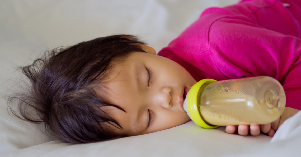 7 cách đơn giản giúp con bỏ bú bình trước khi đi ngủ