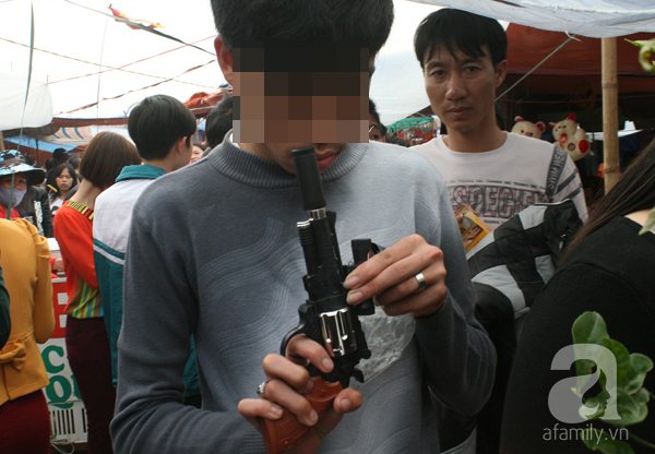 Giật mình khi trẻ em dành tiền mừng tuổi mua đồ chơi súng, dao găm đánh trận giả - Ảnh 8. Giật mình khi trẻ em dành tiền mừng tuổi mua đồ chơi súng, dao găm đánh trận giả - Ảnh 8.