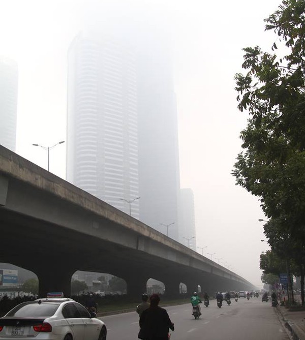 Sương mù dày đặc bao trùm toàn bộ TP Hà Nội, các phương tiện phải bật đèn chiếu sáng tránh va chạm - Ảnh 5.