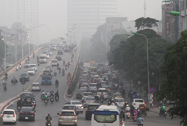 Sương mù dày đặc bao trùm toàn bộ TP Hà Nội, các phương tiện phải bật đèn chiếu sáng tránh va chạm - Ảnh 13.