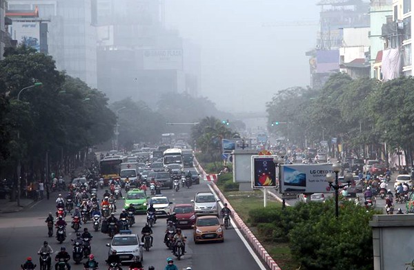 Sương mù dày đặc bao trùm toàn bộ TP Hà Nội, các phương tiện phải bật đèn chiếu sáng tránh va chạm - Ảnh 14.