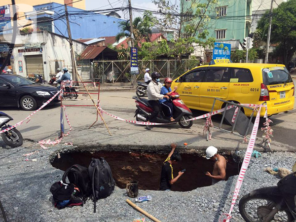 TP.HCM : Hố tử thần xuất hiện trên đường phố Sài Gòn sau cơn mưa lớn  - Ảnh 1.