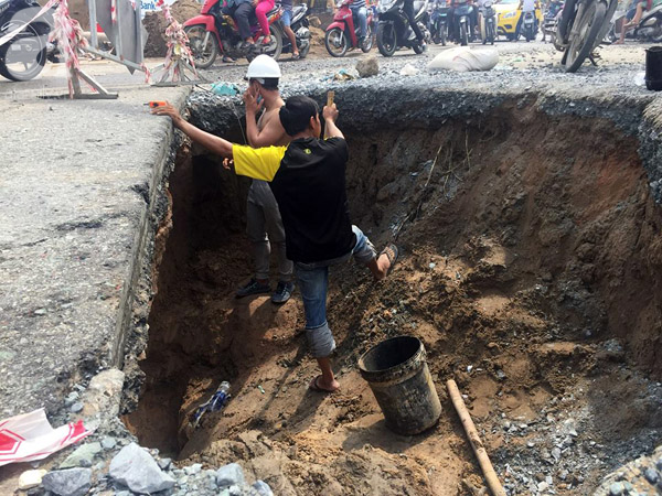 TP.HCM : Hố tử thần xuất hiện trên đường phố Sài Gòn sau cơn mưa lớn  - Ảnh 2.
