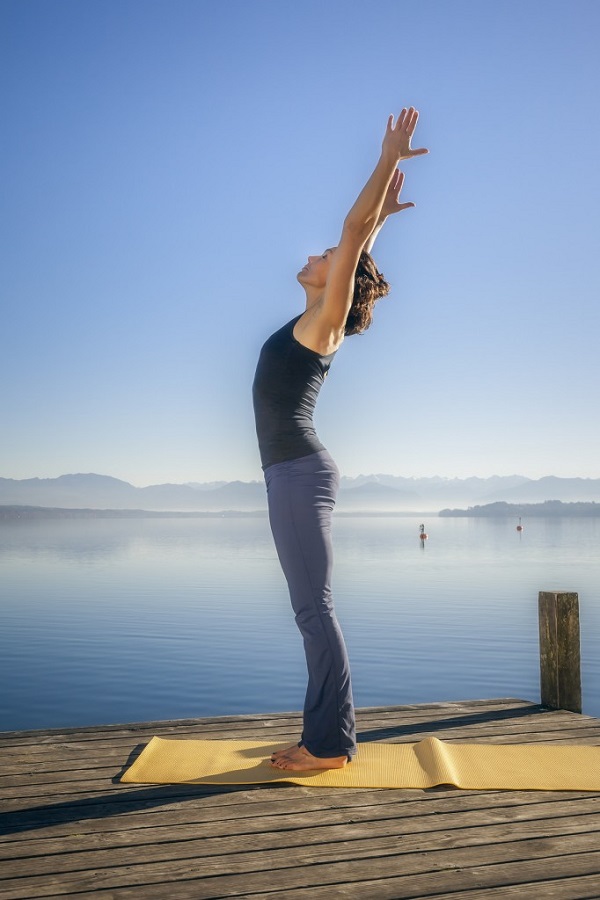 Căng thẳng kéo dài, hãy tập ngay những tư thế yoga này để bạn không còn mệt mỏi và luôn tươi tắn - Ảnh 1.
