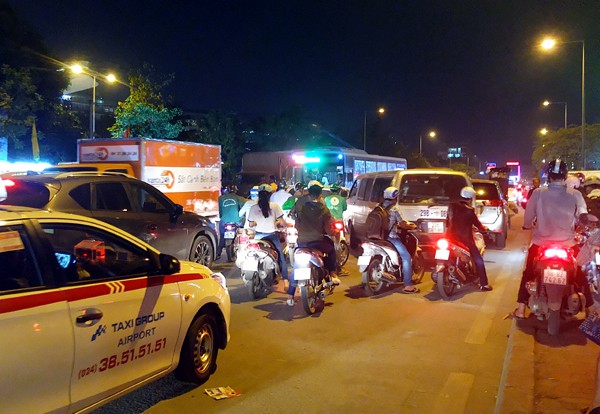 Hà Nội: Đường Đỗ Đức Dục tắc nghẽn hơn 2h, ô tô xe máy chôn chân tại chỗ - Ảnh 2. Hà Nội: Đường Đỗ Đức Dục tắc nghẽn hơn 2h, ô tô xe máy chôn chân tại chỗ - Ảnh 2.