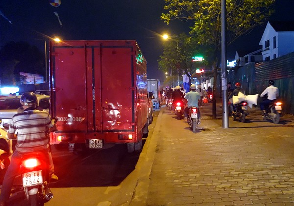 Hà Nội: Đường Đỗ Đức Dục tắc nghẽn hơn 2h, ô tô xe máy chôn chân tại chỗ - Ảnh 9. Hà Nội: Đường Đỗ Đức Dục tắc nghẽn hơn 2h, ô tô xe máy chôn chân tại chỗ - Ảnh 9.