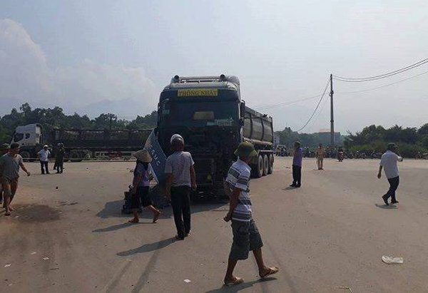 Vĩnh Phúc: 24 người bị thương sau vụ xe tải đâm xe chở công nhân tại Tam Đảo - Ảnh 2.