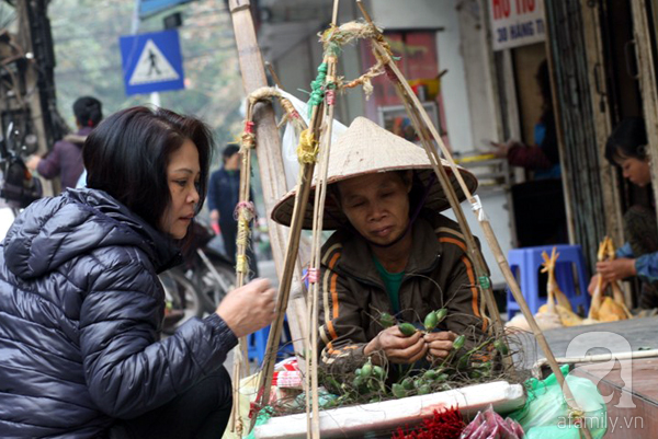 Người Hà Nội tất bật sắm Tết Ông Công, Ông Táo vì ngại mưa rét ngày mai - Ảnh 8.