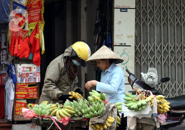 Người Hà Nội tất bật sắm Tết Ông Công, Ông Táo vì ngại mưa rét ngày mai - Ảnh 6.