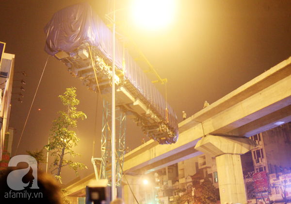 Hà Nội: Người dân đội mưa giữa đêm xem cẩu đầu tàu lên ray đường sắt trên cao - Ảnh 2.