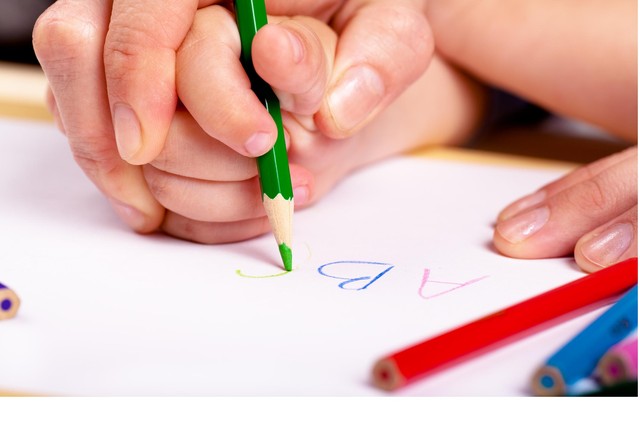Thay vì ép con học chữ sớm, bố mẹ cần làm việc này để con quen với chữ trước khi vào lớp 1 - Ảnh 2.