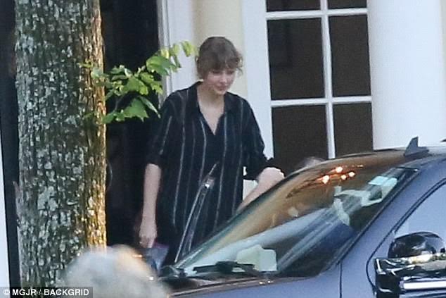 Taylor Swift mặc đồ hớ hênh xuất hiện sau thời gian dài chia tay Tom Hiddleston - Ảnh 2.