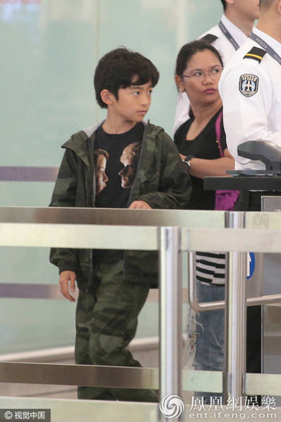 Con trai chờ mòn mỏi ở sân bay, Trương Bá Chi vẫn thong dong cất bước - Ảnh 5.
