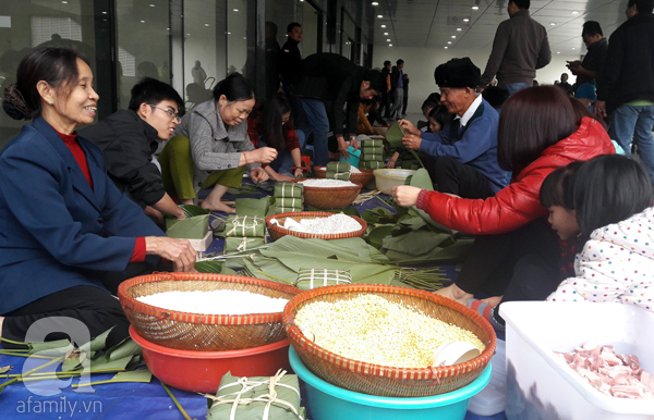 Hà Nội: Cư dân thức thâu đêm luộc bánh chưng, tổ chức tiệc tất niên ngay hành lang, sảnh chung cư - Ảnh 6.