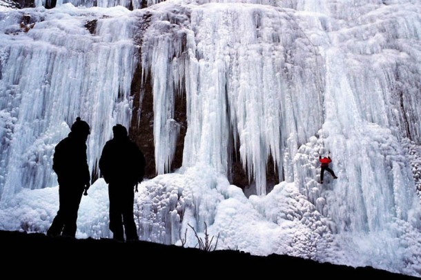Những thác nước đóng băng đẹp hiếm thấy trên thế giới - Ảnh 10.