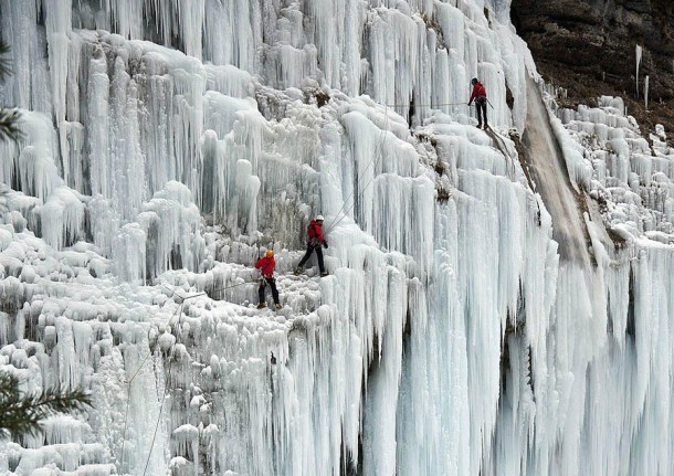Những thác nước đóng băng đẹp hiếm thấy trên thế giới - Ảnh 13.