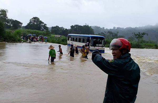 Thanh Hóa: Xe ô tô bất ngờ chết máy giữa dòng nước lũ, 47 học sinh hốt hoảng bám dây thừng tìm đường vào bờ - Ảnh 1.