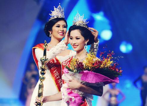 Hoa hậu Ngọc Hân ăn gian để bắt được hoa cưới từ tay Đặng Thu Thảo - Ảnh 6.