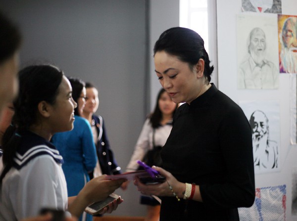 Hàng nghìn người rưng rưng tại triển lãm Dấu ấn về cố nhà giáo Văn Như Cương - Ảnh 4. Hàng nghìn người rưng rưng tại triển lãm Dấu ấn về cố nhà giáo Văn Như Cương - Ảnh 4.