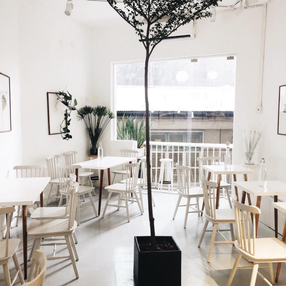 7 qu&aacute;n cafe c&oacute; ban c&ocirc;ng cực hay ho để ngồi l&igrave; cả buổi kh&ocirc;ng biết ch&aacute;n ở S&agrave;i G&ograve;n - Ảnh 7.