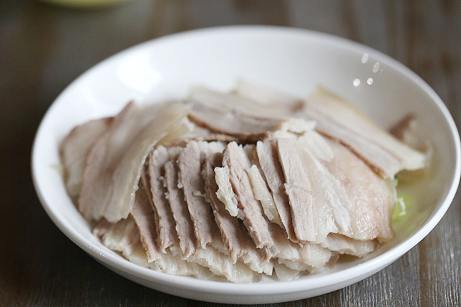 Thịt luộc muốn trắng, thơm, không khô chịu khó làm thêm vài bước này, đảm bảo ngon tuyệt vời - Ảnh 3.