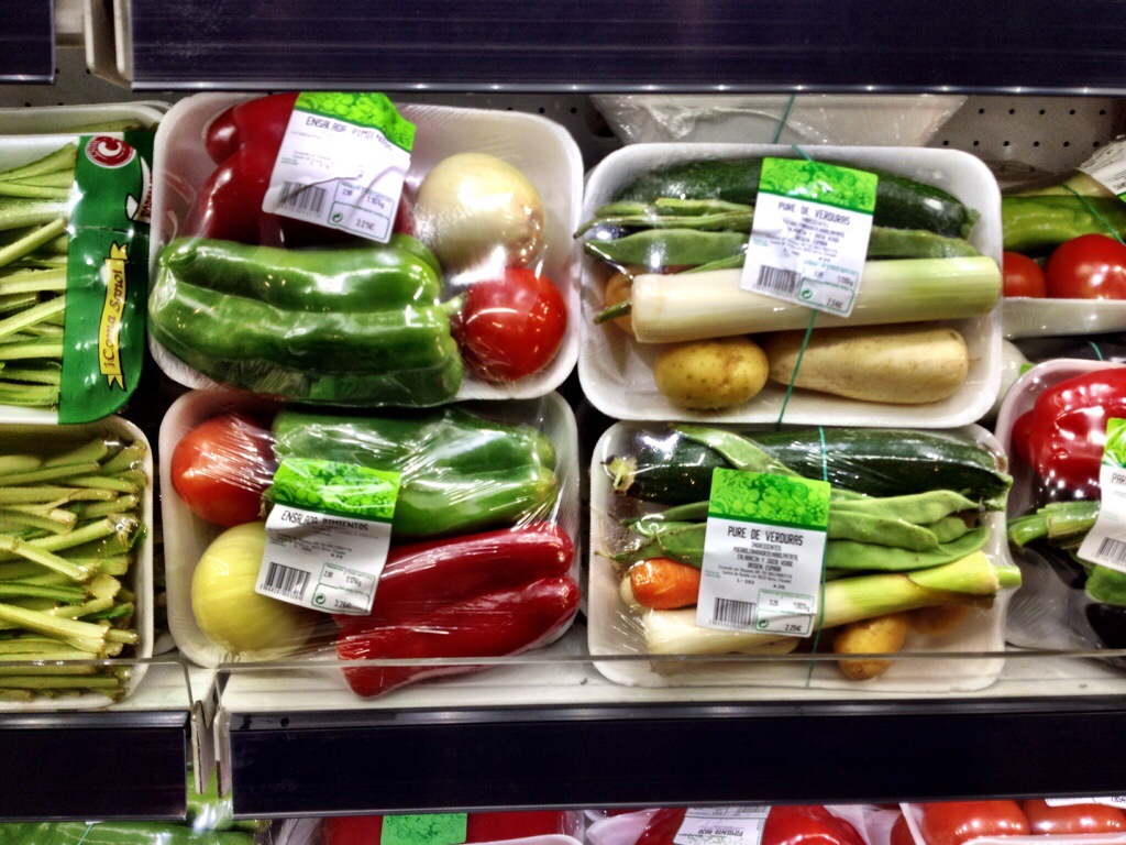 Производителей свежих овощей. Упаковка овощей. Фасованные овощи. Контейнер для овощей. Upakofka ovash.