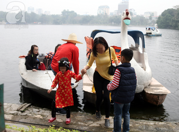 Không mua nổi vé chợ đen, người dân tìm cách vào lễ hội hoa hồng bằng đường... đạp vịt - Ảnh 5.