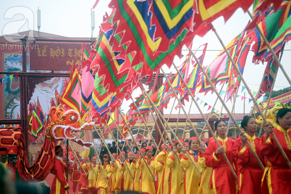 Trang trí lên thân trâu rồi đem ra đồng tại lễ hội Tịch Điền ở Hà Nam - Ảnh 9.