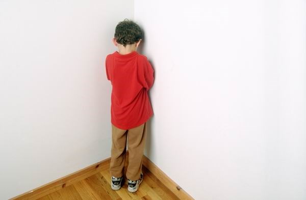 Bắt con úp mặt vào tường” khi trẻ mắc lỗi, hình phạt tưởng hiệu quả mà lại vô cùng nguy hiểm - Ảnh 1.