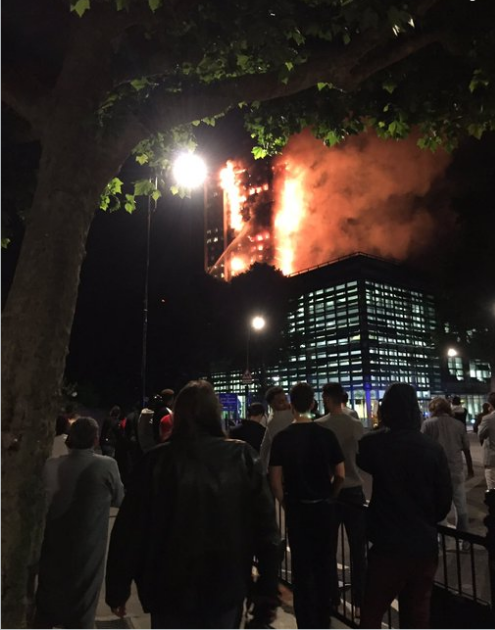 Cận cảnh tòa tháp 27 tầng đang bốc cháy ngùn ngụt, nhiều người thiệt mạng - Ảnh 2.