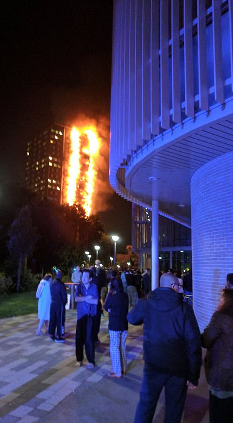 Cận cảnh tòa tháp 27 tầng đang bốc cháy ngùn ngụt, nhiều người thiệt mạng - Ảnh 4.