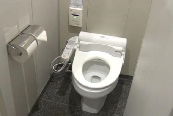 Toilet thông minh sẽ mách sếp nếu nhân viên đi vệ sinh quá 30 phút - Ảnh 1.