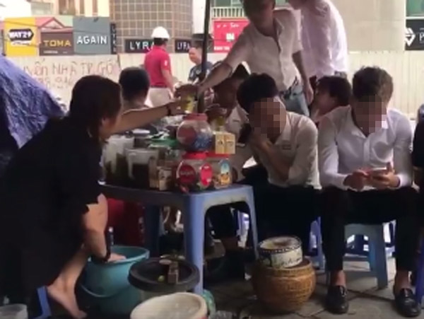 Hà Nội: Xuất hiện video cô gái trẻ rửa chân trong xô trà đá xong rót bán cho khách - Ảnh 5.
