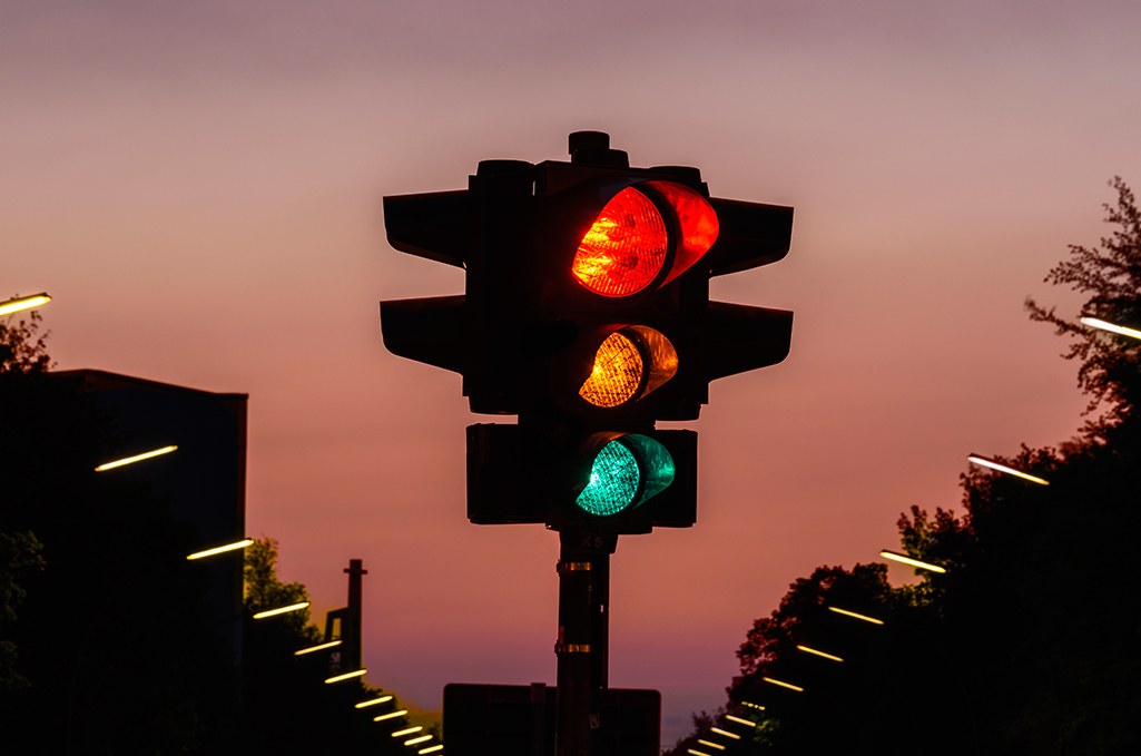 Cả bảng màu sắc phong phú, tại sao xanh - đỏ - vàng lại được chọn làm đèn  tín hiệu giao thông?