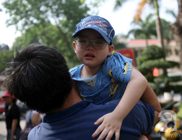 Hà Nội: Cha mẹ ôm con bật khóc trong khoảnh khắc tiễn trẻ nhỏ đi lính - Ảnh 10.