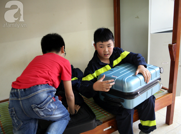 Hà Nội: Cha mẹ ôm con bật khóc trong khoảnh khắc tiễn trẻ nhỏ đi lính - Ảnh 17. Hà Nội: Cha mẹ ôm con bật khóc trong khoảnh khắc tiễn trẻ nhỏ đi lính - Ảnh 17.