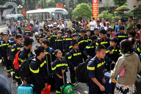 Hà Nội: Cha mẹ ôm con bật khóc trong khoảnh khắc tiễn trẻ nhỏ đi lính - Ảnh 1. Hà Nội: Cha mẹ ôm con bật khóc trong khoảnh khắc tiễn trẻ nhỏ đi lính - Ảnh 1.