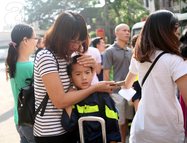 Hà Nội: Cha mẹ ôm con bật khóc trong khoảnh khắc tiễn trẻ nhỏ đi lính - Ảnh 2.