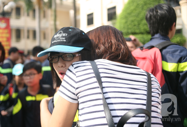 Hà Nội: Cha mẹ ôm con bật khóc trong khoảnh khắc tiễn trẻ nhỏ đi lính - Ảnh 5.