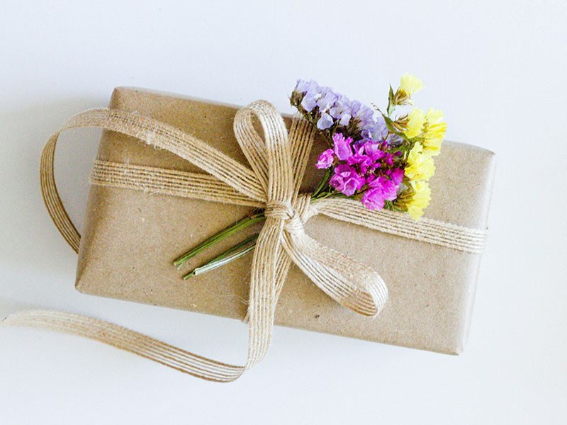 4 c&aacute;ch trang tr&iacute; g&oacute;i qu&agrave; đẹp xinh c&ugrave;ng d&acirc;y ruy-băng - Ảnh 6.