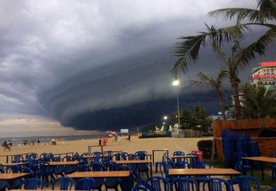 Đám mây kỳ lạ như trong phim Ngày tận thế nuốt chửng biển Sầm Sơn khiến dân tình xôn xao - Ảnh 8.
