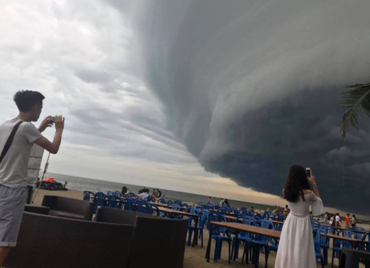 Đám mây kỳ lạ như trong phim Ngày tận thế nuốt chửng biển Sầm Sơn khiến dân tình xôn xao - Ảnh 6.