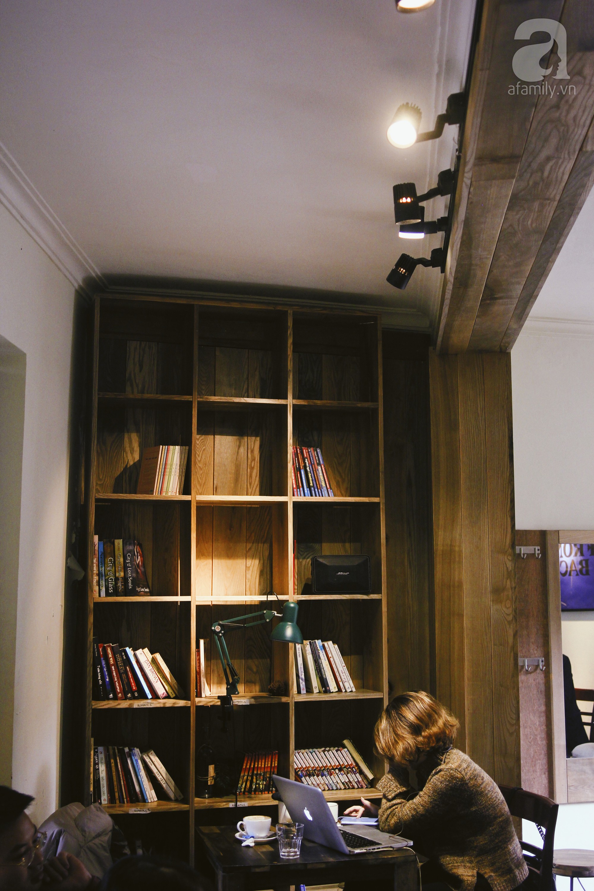 H&agrave; Nội: 5 qu&aacute;n cafe bước v&agrave;o l&agrave; thấy ấm sực, cặp đ&ocirc;i hay c&aacute;c n&agrave;ng FA đều c&oacute; thể gh&eacute; để lấy cảm hứng cho tuần mới - Ảnh 3.