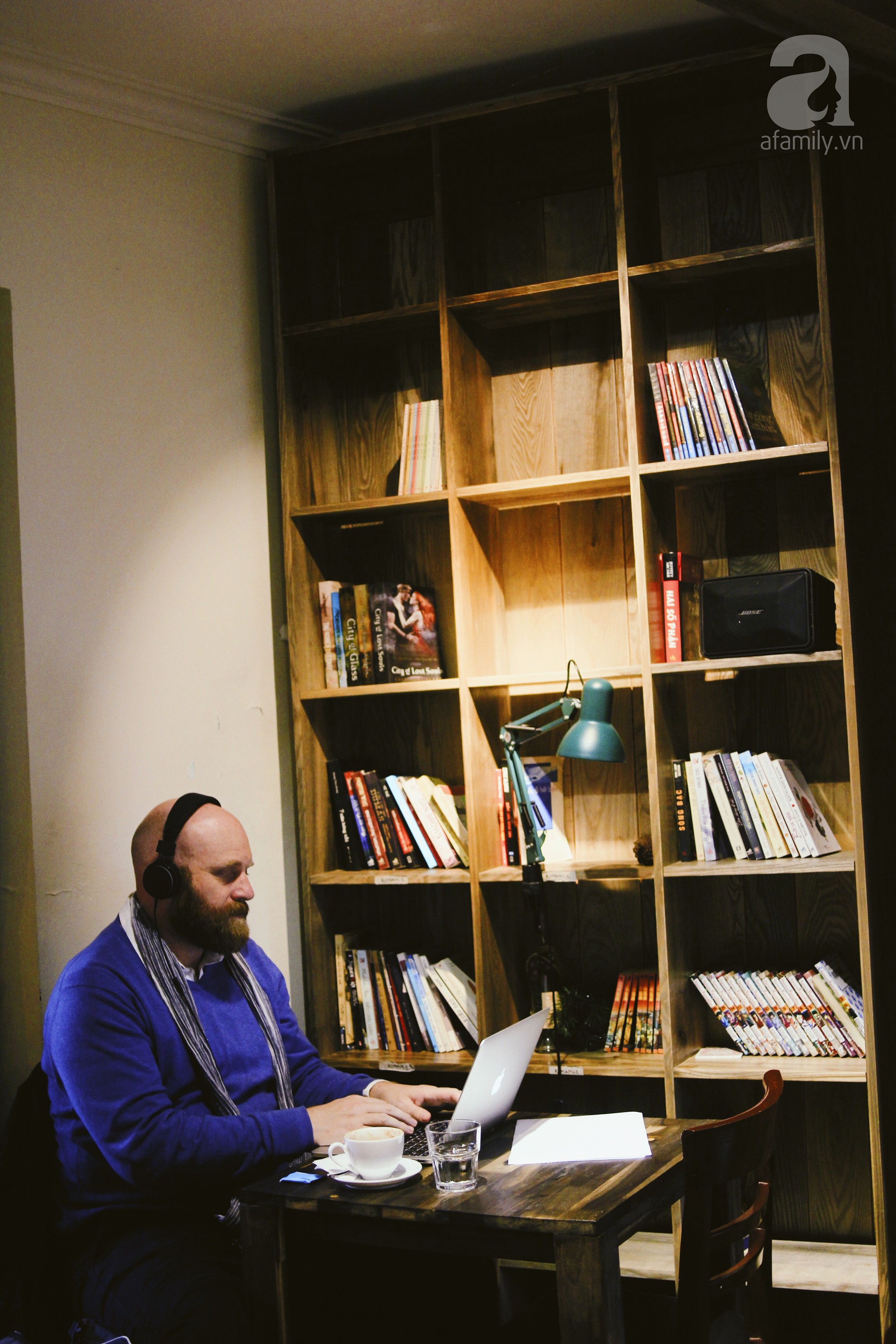 H&agrave; Nội: 5 qu&aacute;n cafe bước v&agrave;o l&agrave; thấy ấm sực, cặp đ&ocirc;i hay c&aacute;c n&agrave;ng FA đều c&oacute; thể gh&eacute; để lấy cảm hứng cho tuần mới - Ảnh 4.