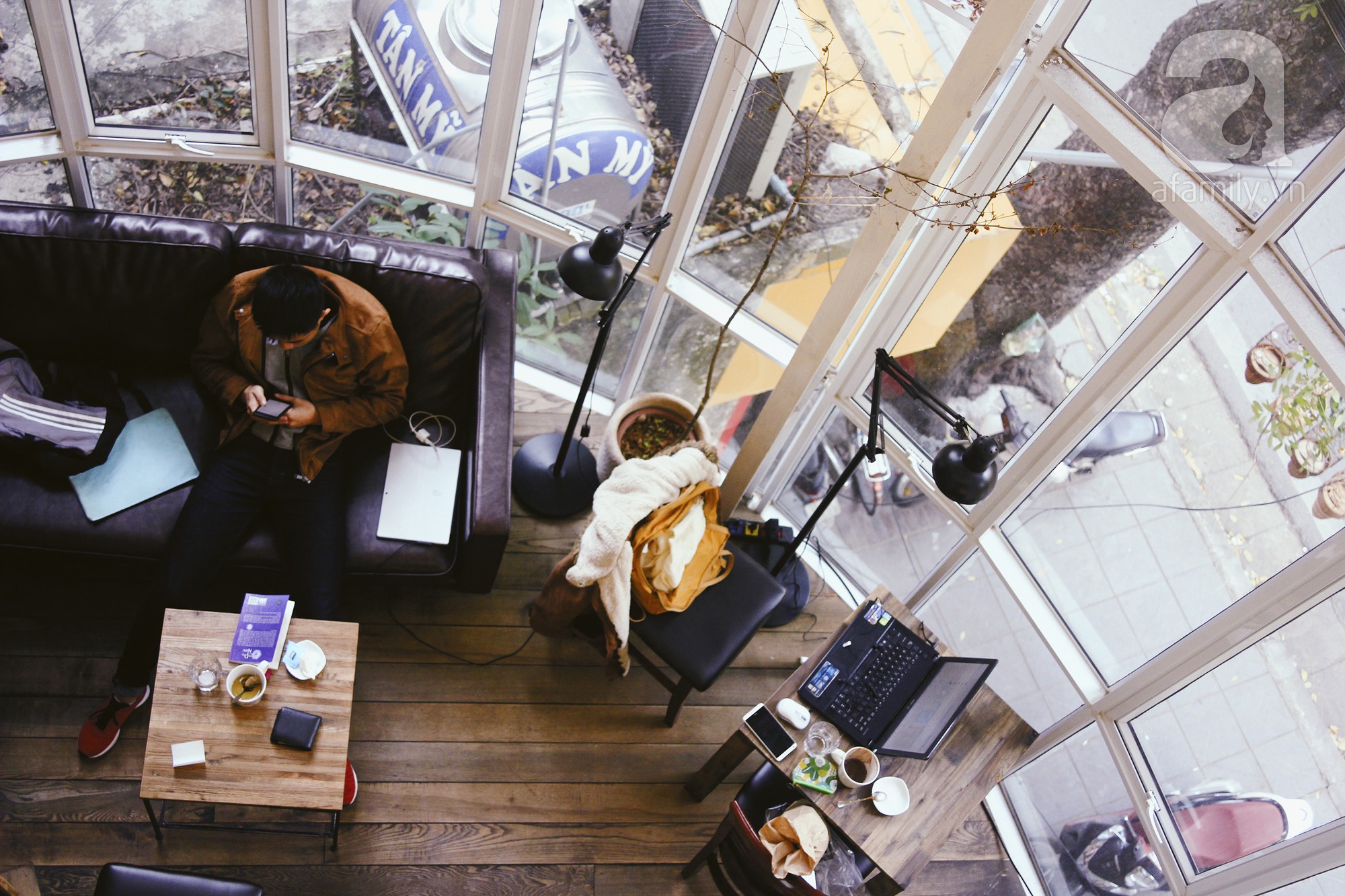 H&agrave; Nội: 5 qu&aacute;n cafe bước v&agrave;o l&agrave; thấy ấm sực, cặp đ&ocirc;i hay c&aacute;c n&agrave;ng FA đều c&oacute; thể gh&eacute; để lấy cảm hứng cho tuần mới - Ảnh 6.